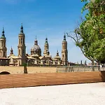Junto Al Puente De Piedra Daire Zaragoza