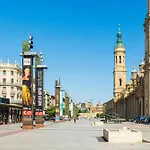 Junto Al Puente De Piedra Zaragoza