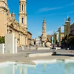 Junto Al Puente De Piedra Zaragoza