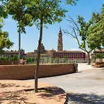 Junto Al Puente De Piedra