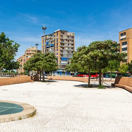 Junto Al Puente De Piedra